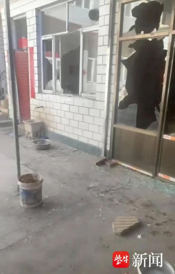 辉煌配资 男子被狗咬伤后摔死狗，狗主人带亲属上门打砸遭反杀，案件一审将开庭